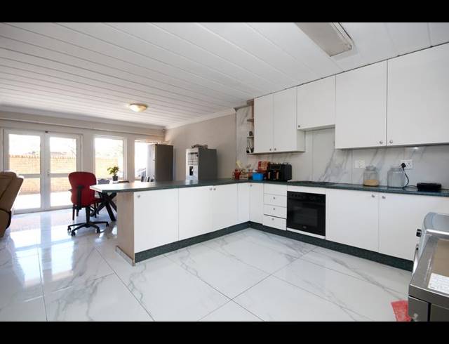 3 BEDROOM TOWNHOUSE FOR SALE IN FERNDALE